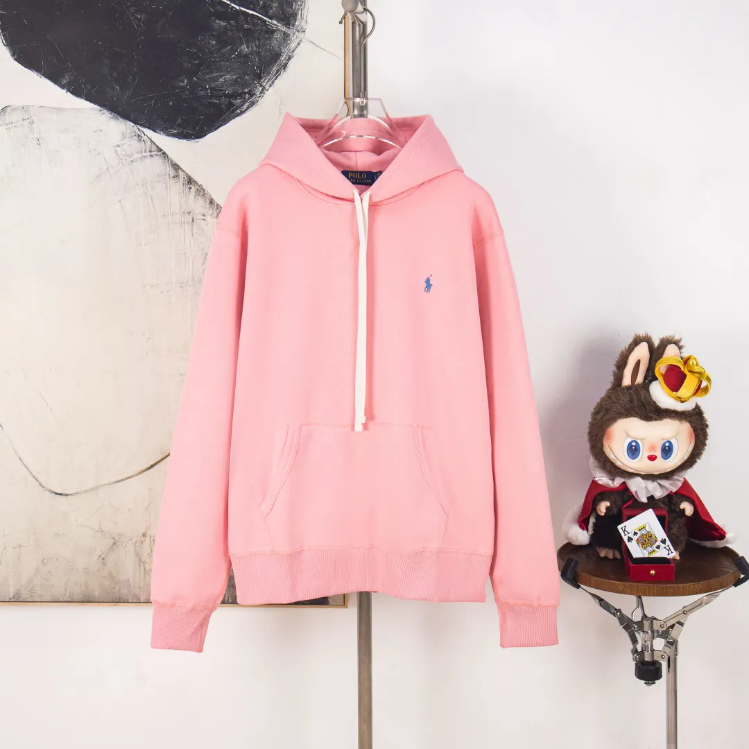 P300 zp version [Exclusive supply] Ralph Lauren/Ralph Lauren 2025SS Four Seasons classic style stacked topstitch design five-color thin hooded sweatshirt -370g double-sided cotton heavyweight fabric✅ -Original same 7.5CM widened thread processing✅ -Front collar patchwork triangle block four-needle six-thread topstitch design✅ -RL Four Seasons classic style Loose fit, easy for both men and women to control Simple Clean and versatile, exposed topstitching patchwork triangle 1.3 cm retro original color hook and loop drawstring, full of details. Color: navy blue, brown, pink, gray. Size: S M L XL. Number: WW10750.